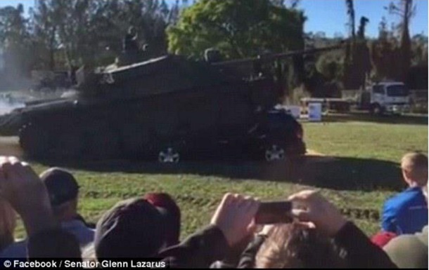 В Австралии сенатор на танке раздавил автомобиль