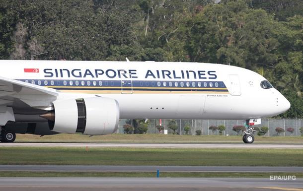 У Сінгапурі при екстреній посадці загорівся літак