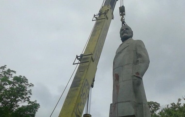 В Украине снесли уже половину памятников Ленину