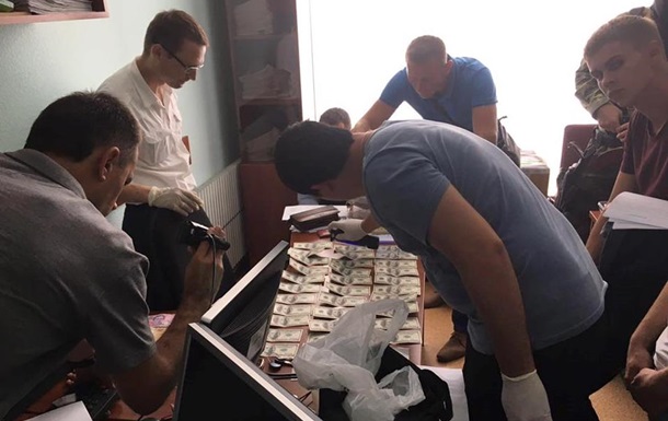У Харківській міськраді двох чиновників спіймали на хабарі