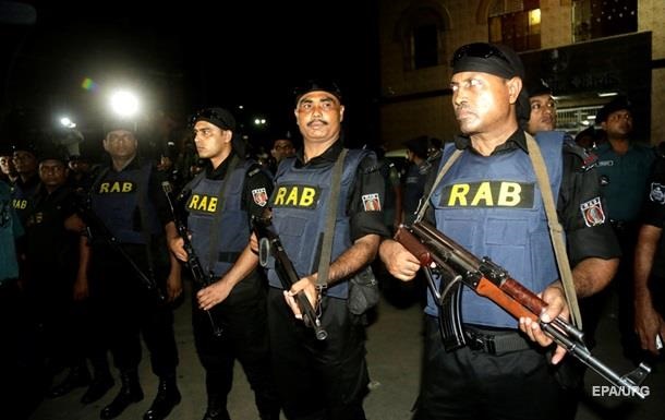 Полиция освободила двух заложников из захваченного ресторана в Бангладеш