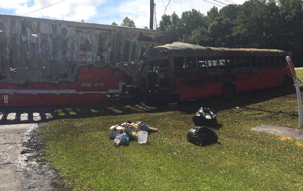 В США столкнулись автобус и грузовик: погибли люди
