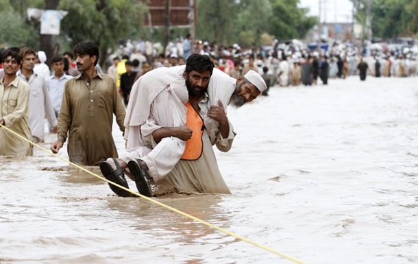 В Пакистане наводнение смыло мечеть с людьми