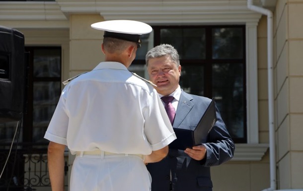 В Одессе Порошенко вручил военным ордера на квартиры