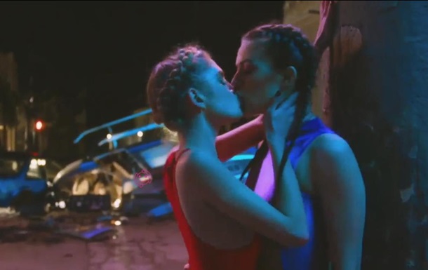 Интерактивный клип позволил менять целующихся актеров