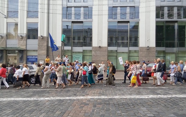 Митингующие в Киеве перекрыли улицу Грушевского