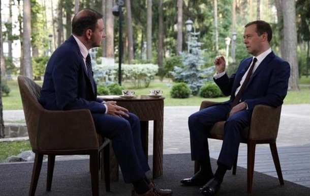 Туфли Медведева рассорили рунет