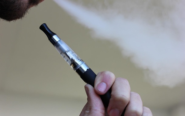 Електронні сигарети сприяють курінню тютюну - вчені