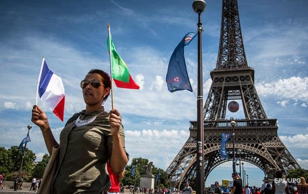 Эйфелеву башню закрыли из-за беспорядков после финала Евро 
