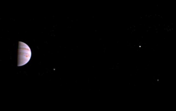 Зонд Juno передал первые фотографии Юпитера