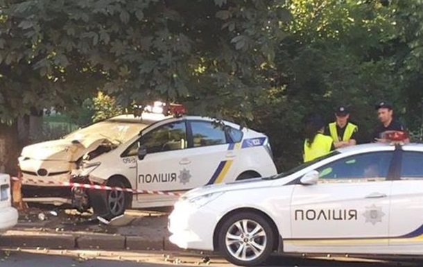 У Києві авто патрульних в їхало в дерево