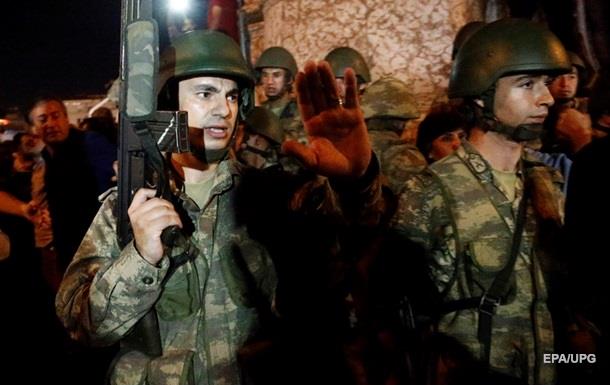 13 прихильників військового перевороту затримано у Туреччині