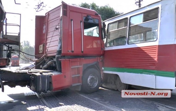 У центрі Миколаєва зерновоз в їхав у трамвай