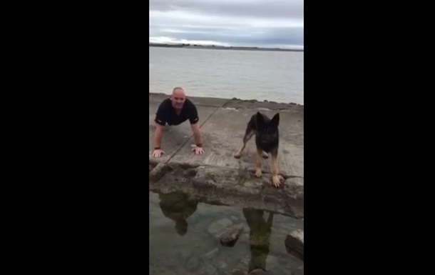 Відео віджимань собаки і дресирувальника підірвало мережу