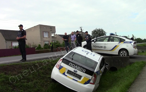 На Закарпатье авто полиции вылетело в кювет из-за коров