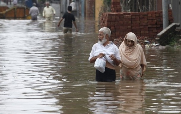 В Пакистане наводнение смыло свадебный автобус: 21 погибший
