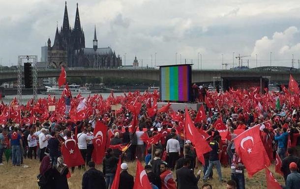 В Кельне мирно завершились акции противников и сторонников Эрдогана 