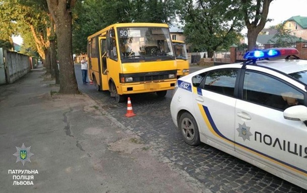 На Львівщині п яний водій маршрутки в їхав у будинок