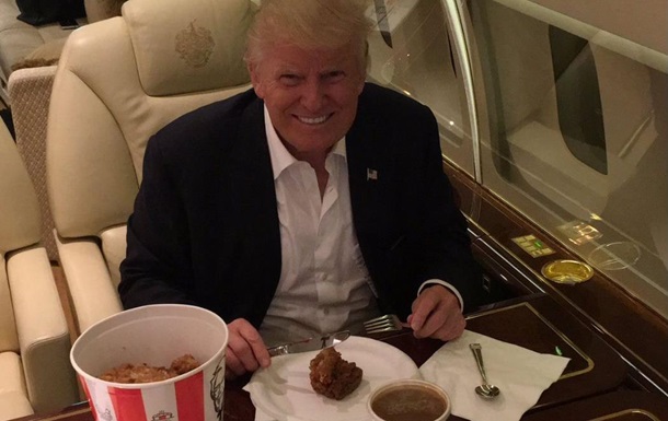 Трамп з куркою KFC в особистому літаку насмішив соцмережі