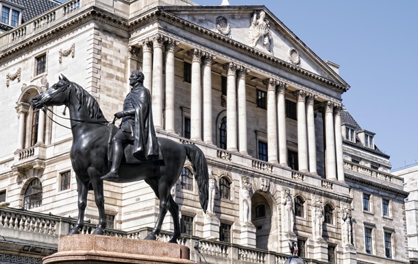 Банк Англии опустил учетную ставку до минимума за 322 года
