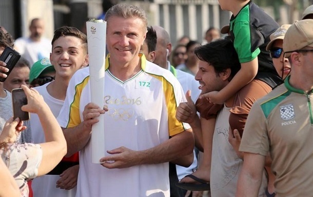 Сергей Бубка пронес олимпийский огонь по улицам Рио