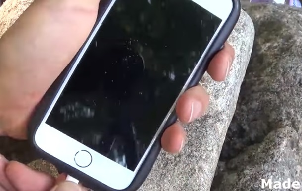 Ентузіаст показав зарядку iPhone через пластикові пляшки