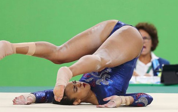 Британская гимнастка едва не сломала шею, но завершила выступление