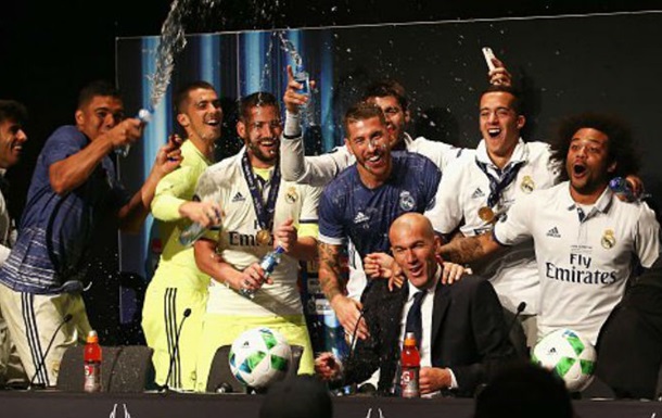 Переможний душ: гравці Реала скупали Зидана на прес-конференції