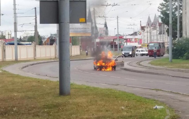 Во Львове на дороге загорелось такси