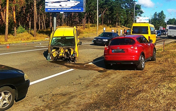 Возле базы  Динамо  в Киеве столкнулись пять авто