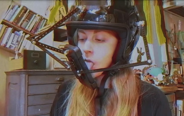 Создан шлем для ловли покемонов языком