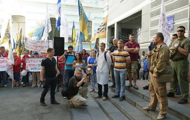 Азов  пикетирует Минздрав из-за реформы медицины