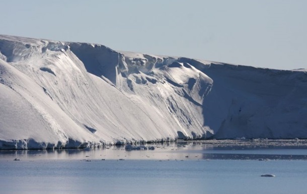 Вчені стурбовані через появу тисяч озер в Антарктиді