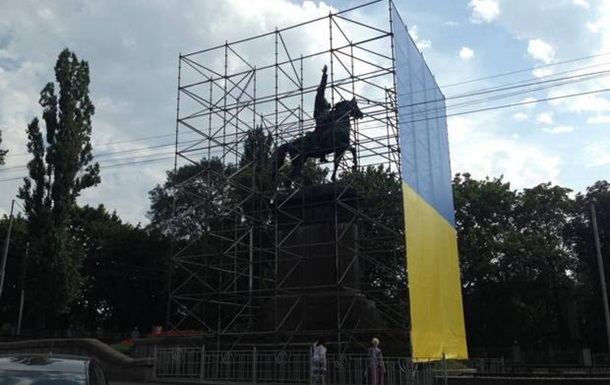 У Києві пам ятник Щорсу огородили риштуванням