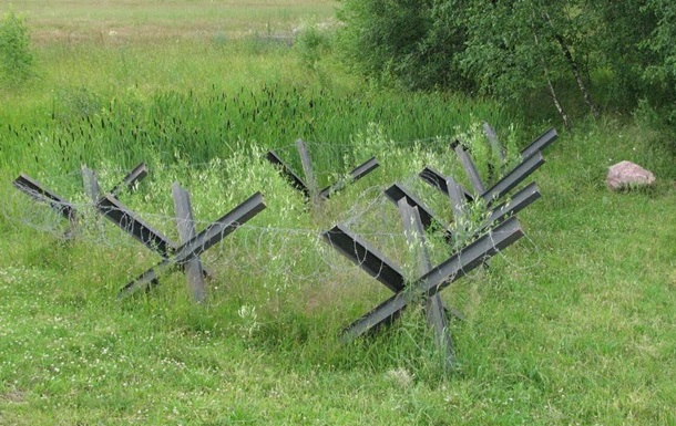 На границе с Крымом поставят противотанковые ежи