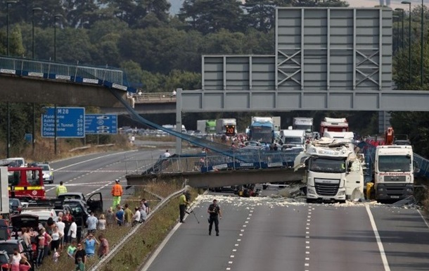 На півдні Англії вантажівка завалила пішохідний міст