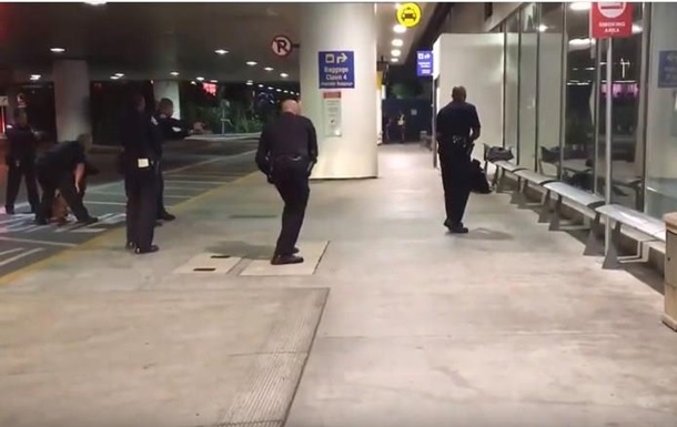 В аеропорту Лос-Анджелеса затримали  Зорро 