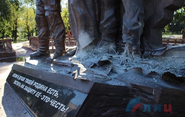 В Луганске подорвали памятник погибшим сепаратистам