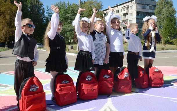 Борис Колесников обеспечил школьными рюкзаками первоклассников Донбасса