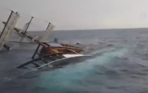 Біля Туреччини затонуло туристичне судно
