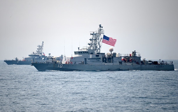 Іранський катер змусив корабель США змінити курс