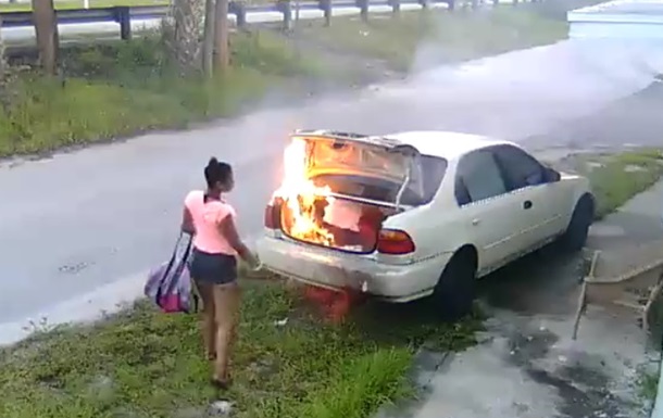 Американка, жаждущая отомстить бывшему, сожгла чужое авто