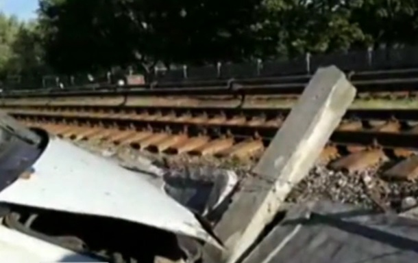В Киеве грузовик чуть не вылетел на рельсы метро