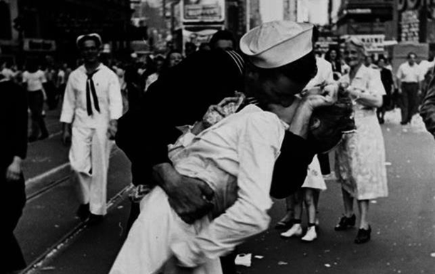 У США померла героїня знаменитої фотографії  Поцілунок на Таймс-сквер 