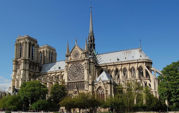 В Париже суд выдвинул обвинения женщине за попытку взорвать Нотр-Дам