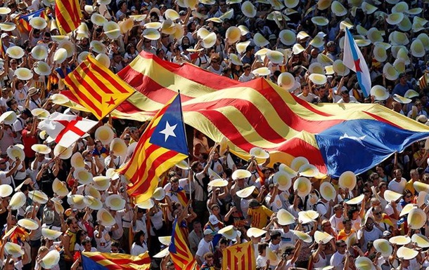 Сотні тисяч каталонців вийшли на вулиці на підтримку незалежності