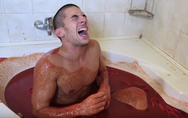 Блогер показал принятие ванны с острым соусом чили