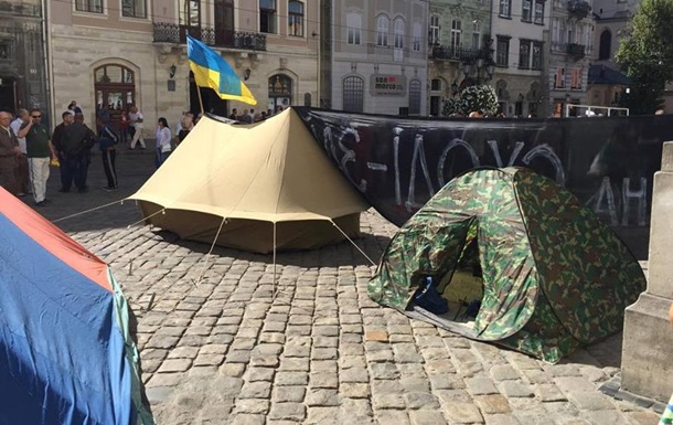 Под мэрией Львова бойцы АТО установили палатки
