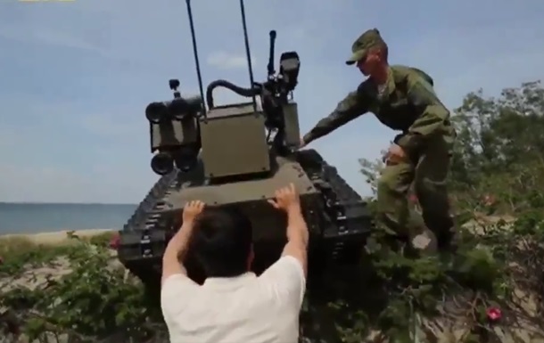 В России военный робот едва не придавил человека