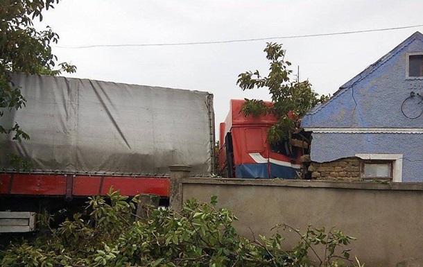 На Миколаївщині вантажівка протаранила житловий будинок
